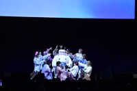 「Dreaming Night」をパフォーマンスするシナモロールとJO1。 (c)LAPONE ENTERTAINMENT　