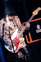 楢崎誠（B, Sax）