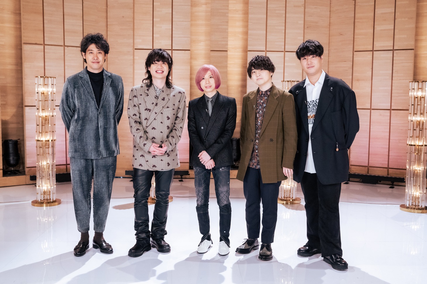 左から大泉洋、Official髭男dism。（写真提供：NHK）