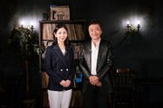 左から桑子真帆アナウンサー、桑田佳祐。（写真提供：NHK）