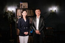 左から桑子真帆アナウンサー、桑田佳祐。（写真提供：NHK）
