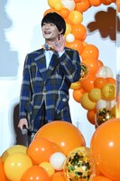 トークの合間に観客に手を振る浮所飛貴（美 少年 / ジャニーズJr.）。