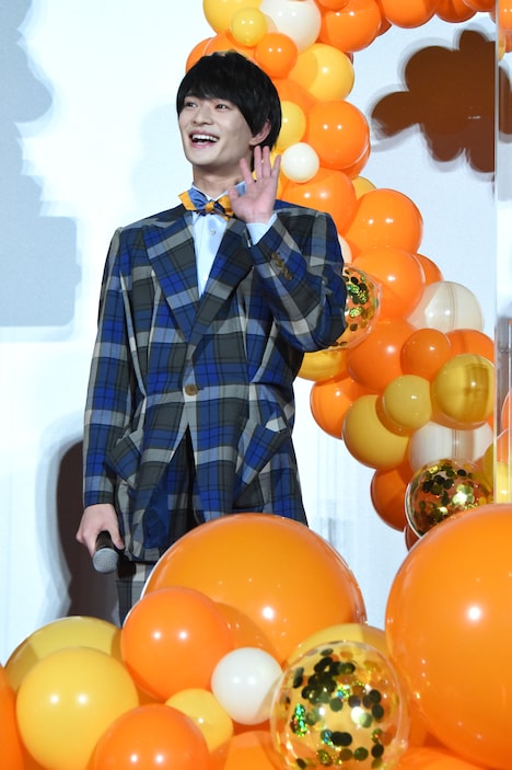 トークの合間に観客に手を振る浮所飛貴（美 少年 / ジャニーズJr.）。