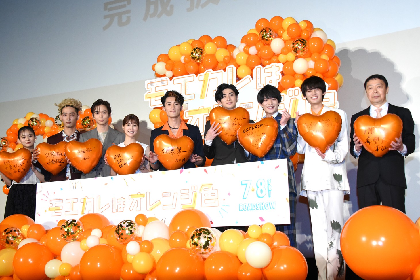 左から永瀬莉子、上杉柊平（KANDYTOWN）、鈴木仁、生見愛瑠、岩本照（Snow Man）、古川雄大、浮所飛貴（美 少年 / ジャニーズJr.）、藤原大祐、村上正典監督。