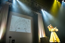 国歌を独唱する小林歌穂。