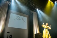 国歌を独唱する小林歌穂。