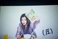 ふりかけご飯を食べる小林歌穂。