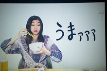 ふりかけご飯を頬張る小林歌穂。