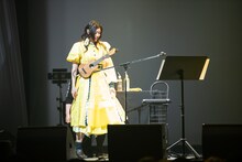 ウクレレを持って登場した小林歌穂。