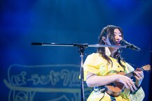 ウクレレを演奏する小林歌穂。