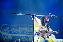 弾き語りを1曲終えて緊張から解き放たれた小林歌穂。