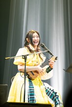 ウクレレを演奏する小林歌穂。