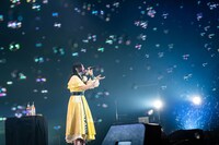 シャボン玉に包まれる小林歌穂。