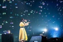 シャボン玉に包まれる小林歌穂。