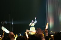 手を振ってステージを去る小林歌穂。