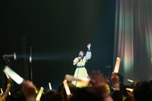 手を振ってステージを去る小林歌穂。