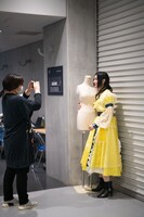 なぜかマネキンを抱いて終演後コメントを撮る小林歌穂。