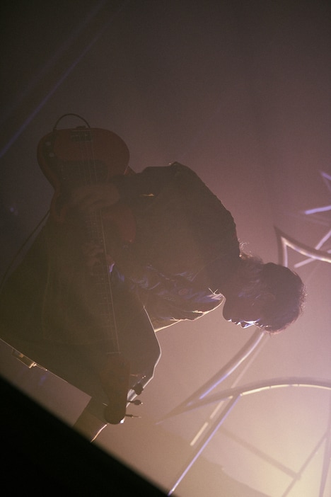 長谷川カオナシ(B, Key)(撮影:岩本彩)