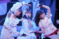 左から鍛治島彩、新倉愛海、佐々木ほのか。