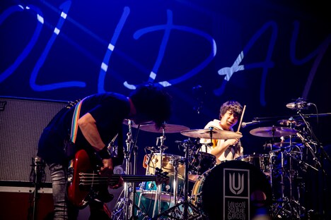 左から田淵智也（B）、鈴木貴雄（Dr / UNISON SQUARE GARDEN）。（Photo by Viola Kam［V'z Twinkle］）
