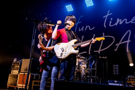 左から田淵智也（B）、斎藤宏介（Vo, G / UNISON SQUARE GARDEN）。（Photo by Viola Kam［V'z Twinkle］）