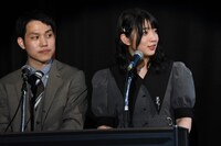 イベントの司会を務める進藤あまね（右）。