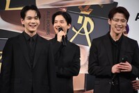 左から豆原一成、佐藤景瑚、河野純喜。