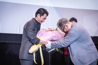 握手を交わす今井翼と松本裕士氏。