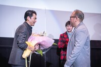 対面する今井翼と松本裕士氏。