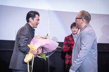 対面する今井翼と松本裕士氏。