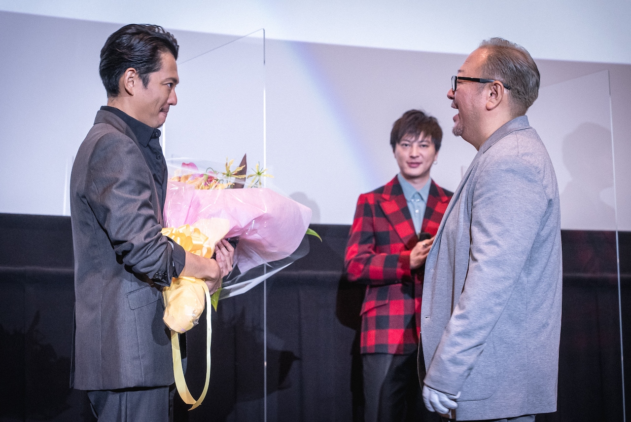 映画「TELL ME ～hideと見た景色～」上映会で今井翼、hide実弟の松本裕士氏とのサプライズ対面に感涙