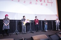 「TELL ME ～hideと見た景色～」完成披露上映会の様子。