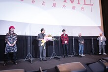 「TELL ME ～hideと見た景色～」完成披露上映会の様子。