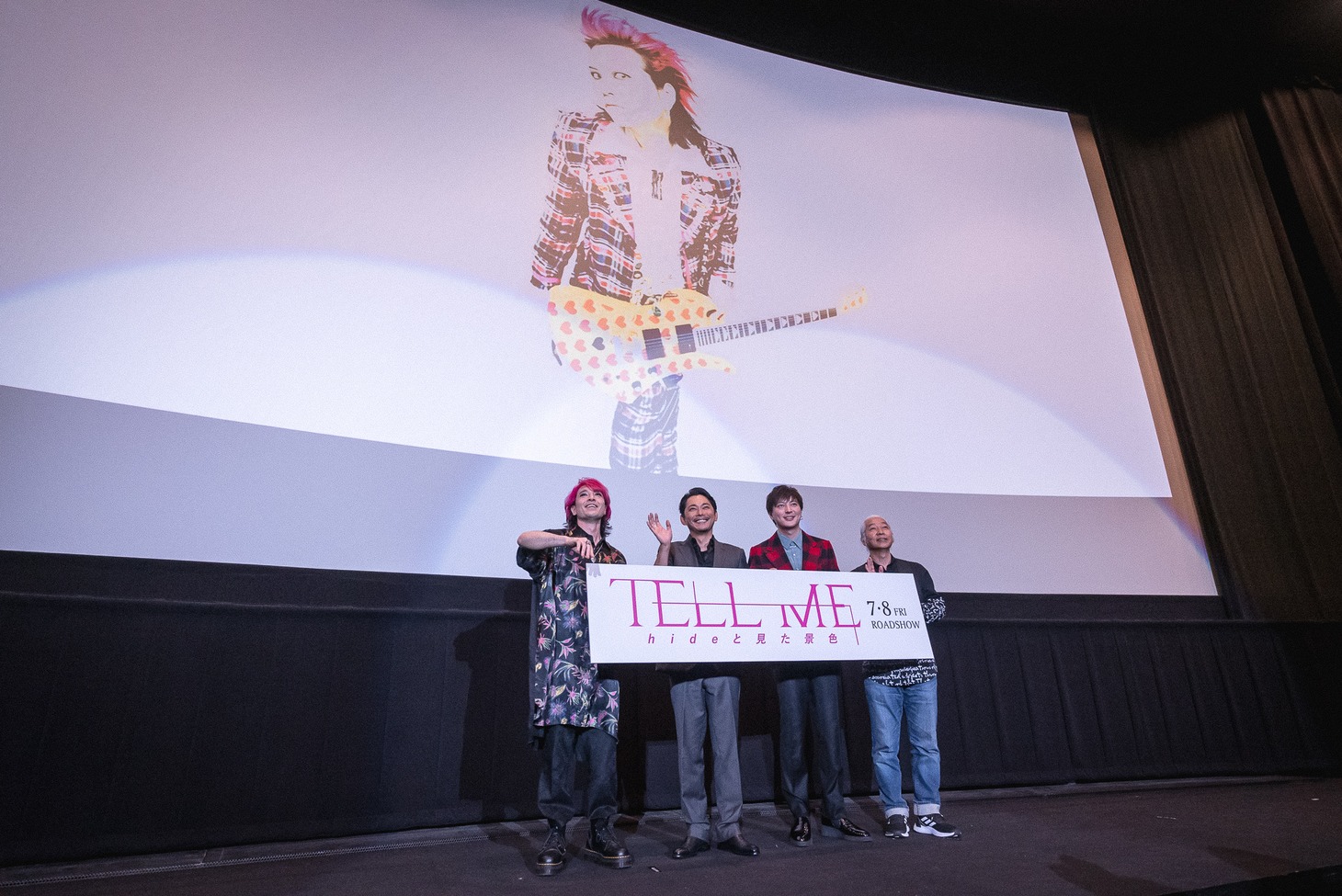 「TELL ME ～hideと見た景色～」完成披露上映会の様子。