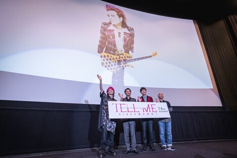 「TELL ME ～hideと見た景色～」完成披露上映会の様子。