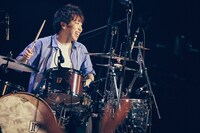 荒井智之（Dr, Cho）（撮影：後藤壮太郎）