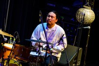 宮原“TOYIN”良太（Dr）（Photo by Masanori Naruse）