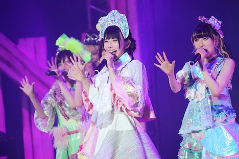 相沢梨紗（中央）