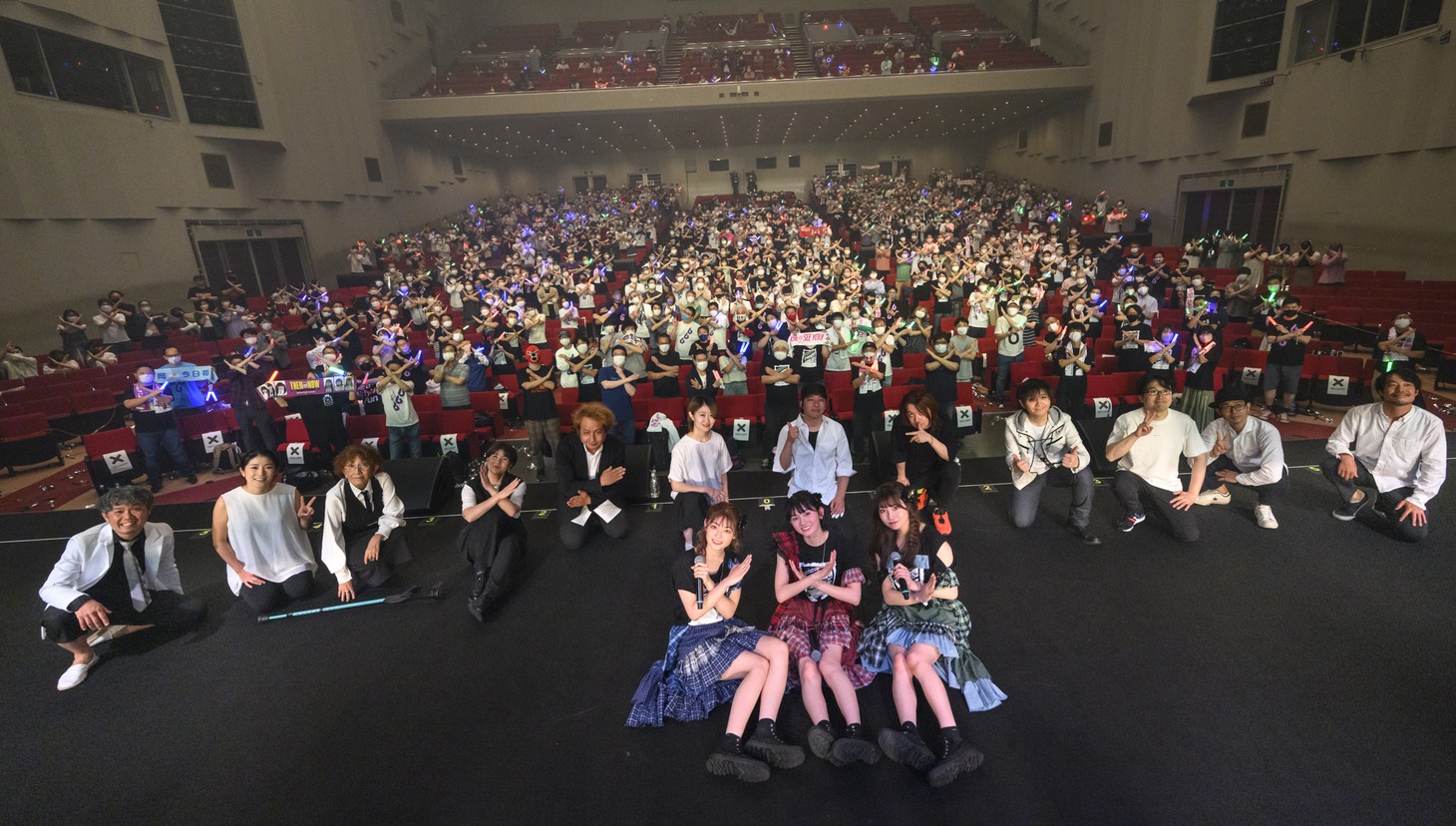 「結成6周年記念全国ツアー ～Taskあいにいきます。～」東京・中野サンプラザホール公演で撮影された記念写真。（撮影：林晋介）
