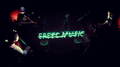 演奏中のH ZETTRIO。