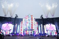 「Mr.Children 30th Anniversary Tour 半世紀へのエントランス」神奈川・日産スタジアム公演より。（撮影：渡部伸）