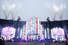 「Mr.Children 30th Anniversary Tour 半世紀へのエントランス」神奈川・日産スタジアム公演より。（撮影：渡部伸）