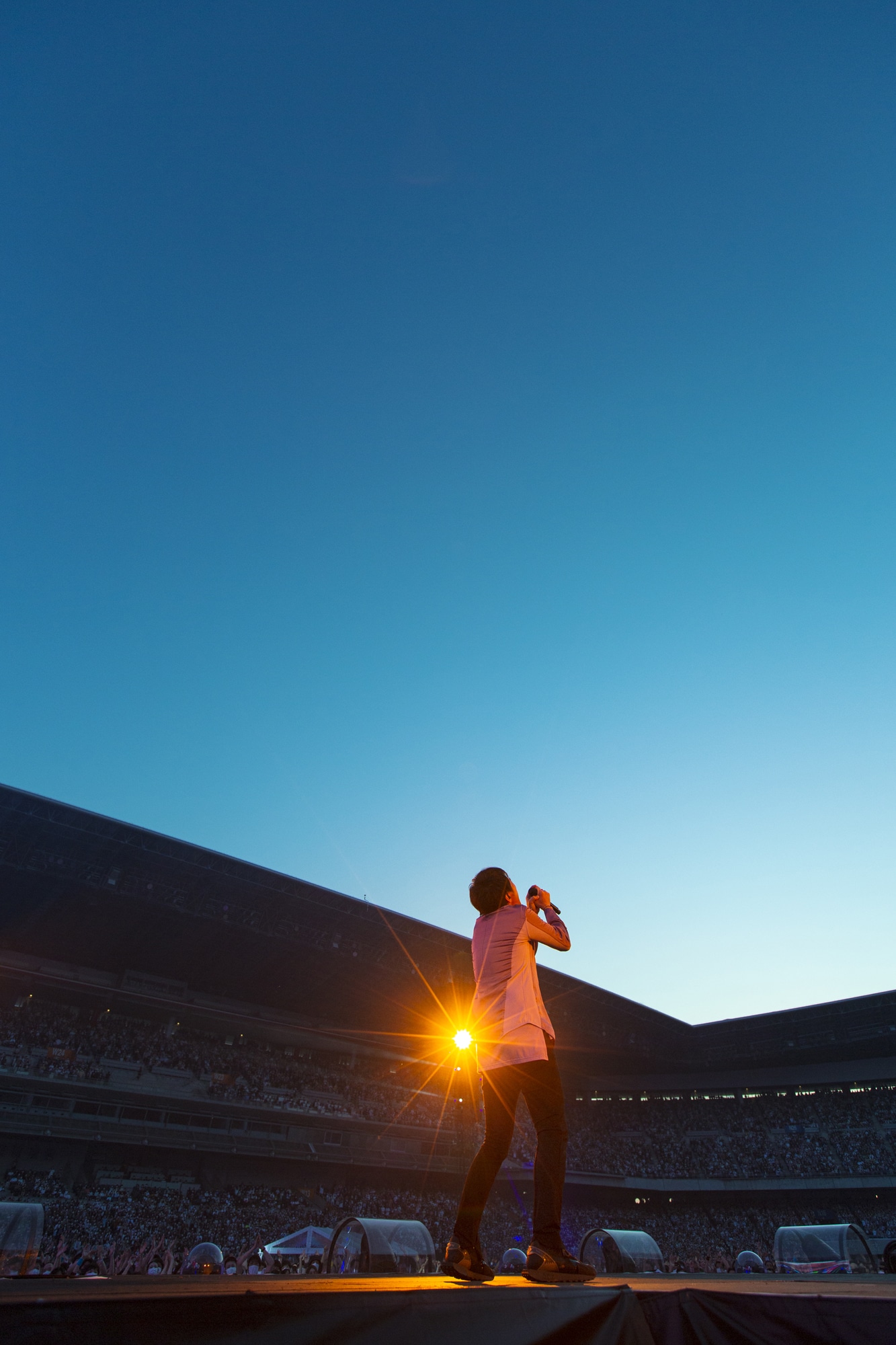 「Mr.Children 30th Anniversary Tour 半世紀へのエントランス」神奈川・日産スタジアム公演より。（撮影：樋口涼）