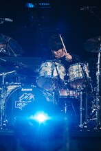 鈴木英哉（Dr）（撮影：樋口涼）