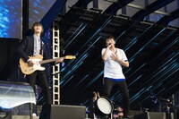 左から田原健一（G）、桜井和寿（Vo, G）。（撮影：樋口涼）