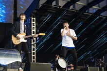 左から田原健一（G）、桜井和寿（Vo, G）。（撮影：樋口涼）