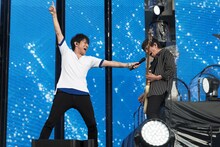 「海にて、心は裸になりたがる」より桜井和寿（Vo, G）、中川敬輔（B）。（撮影：樋口涼）