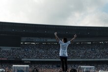 「Mr.Children 30th Anniversary Tour 半世紀へのエントランス」神奈川・日産スタジアム公演より。（撮影：樋口涼）