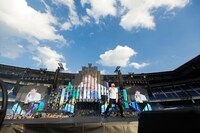 人気画像1位は「Mr.Childrenが30周年ツアーに幕！『信じた音を探し続ける』50年目に向けたバンドの終わりなき旅」より、Mr.Childrenのライブの様子。（撮影：樋口涼）