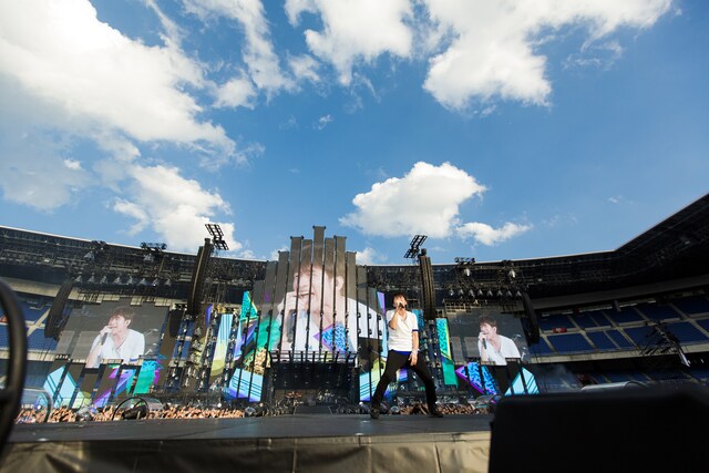 人気画像1位は「Mr.Childrenが30周年ツアーに幕！『信じた音を探し続ける』50年目に向けたバンドの終わりなき旅」より、Mr.Childrenのライブの様子。（撮影：樋口涼）